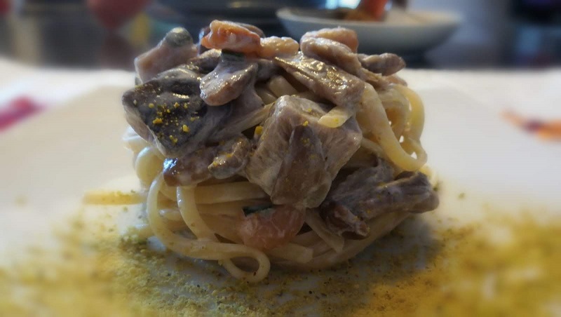 Linguine cremose con gamberi, funghi e zucchine