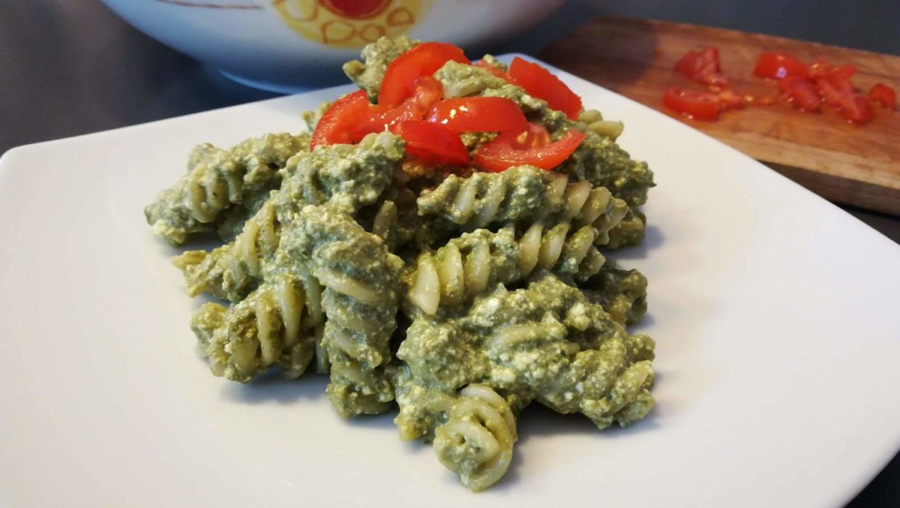 Eliche al pesto di basilico con zucchine e ricotta