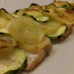 Salmone in crosta di patate e zucchine