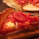 Sfoglia croccante con petali di pomodoro