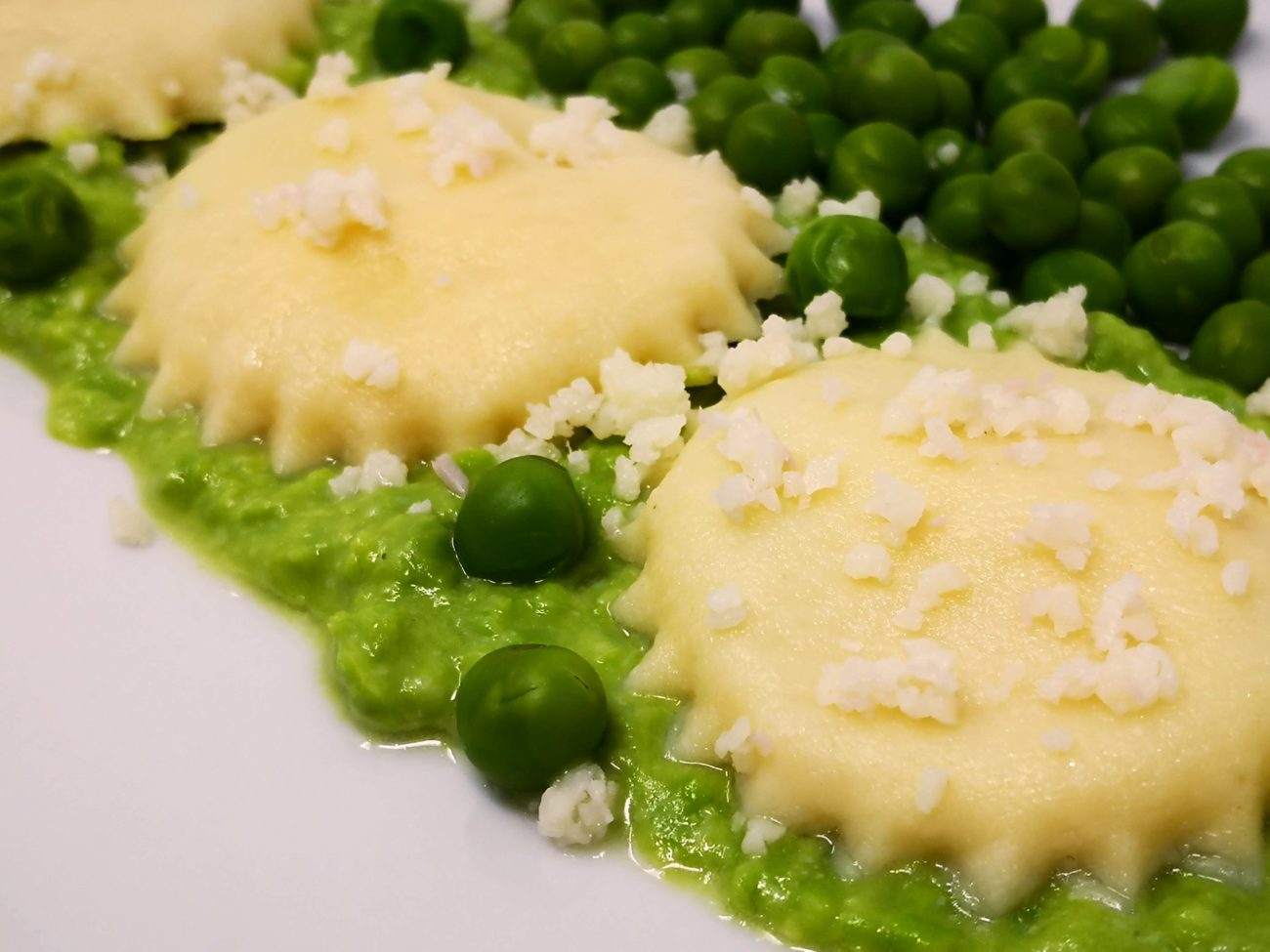 Ravioli rotondi ripieni di cavolfiore e salsiccia