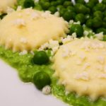 Ravioli rotondi ripieni di cavolfiore e salsiccia