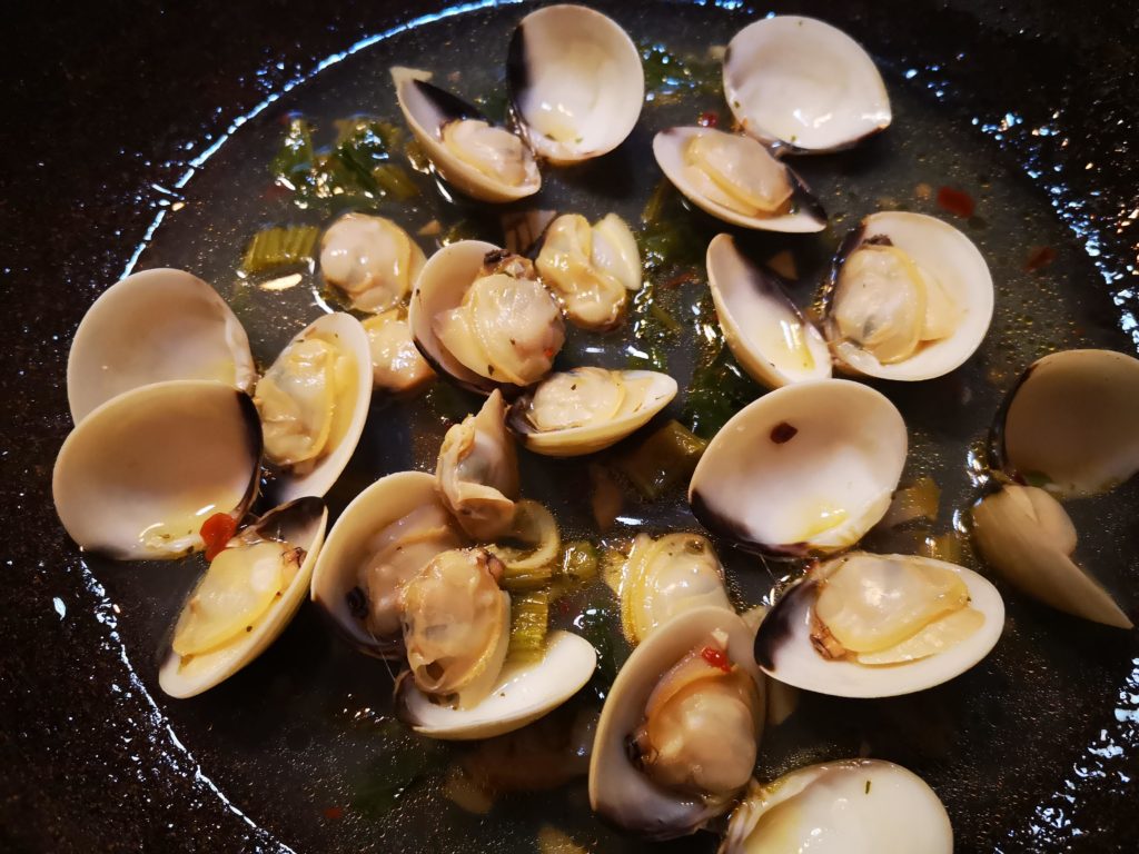 Quando le  vongole si saranno aperte, levare dal fioco