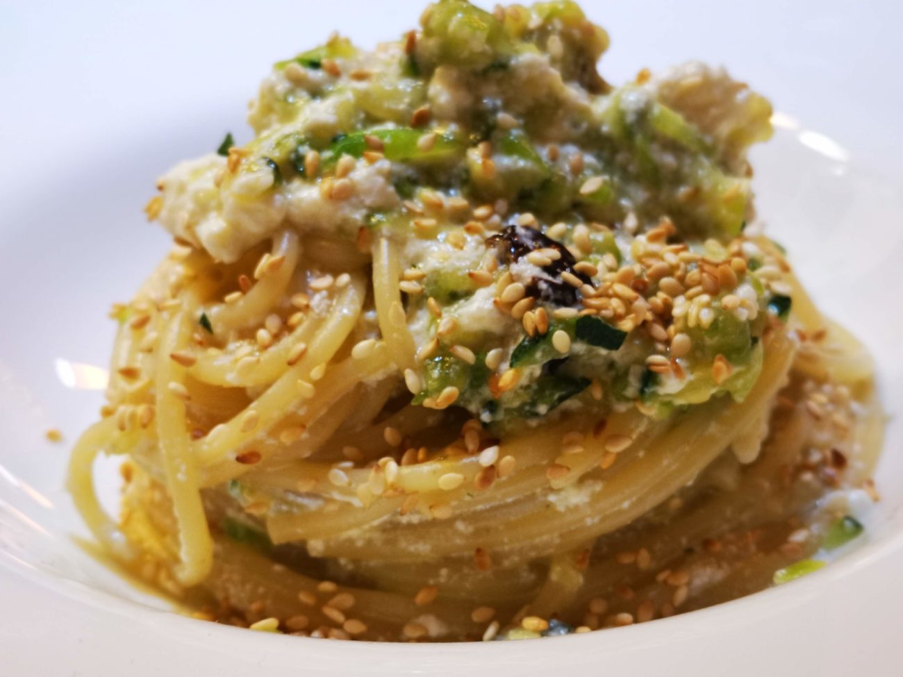 Spaghettoni con zucchine ricotta e ciciulena