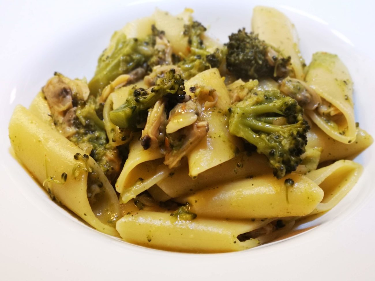 Pennoni con crema di broccoli e vongole speziate