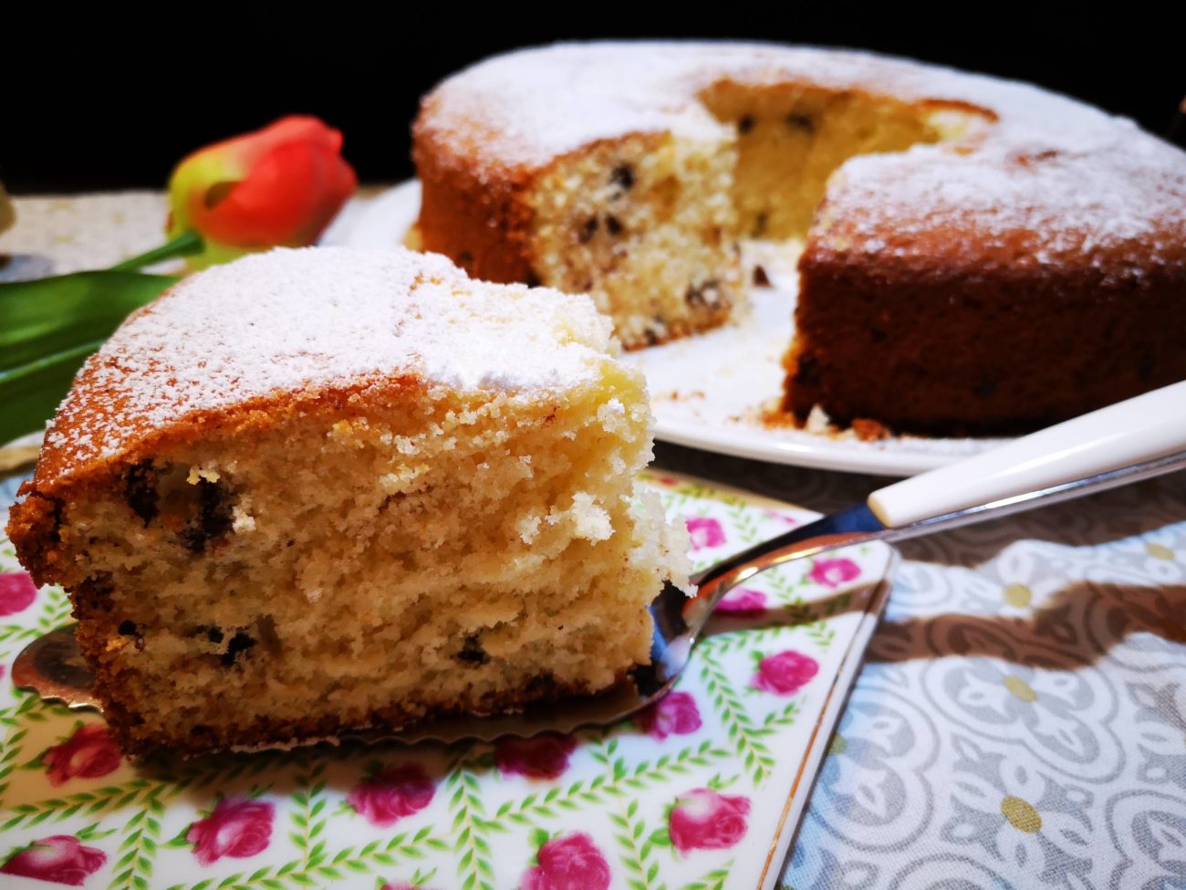 Ciambella alta con gocce di cioccolato