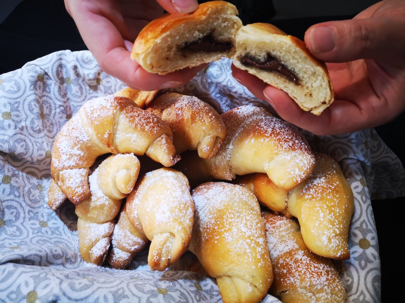 Cornetti alla crema di nocciola e marmellata