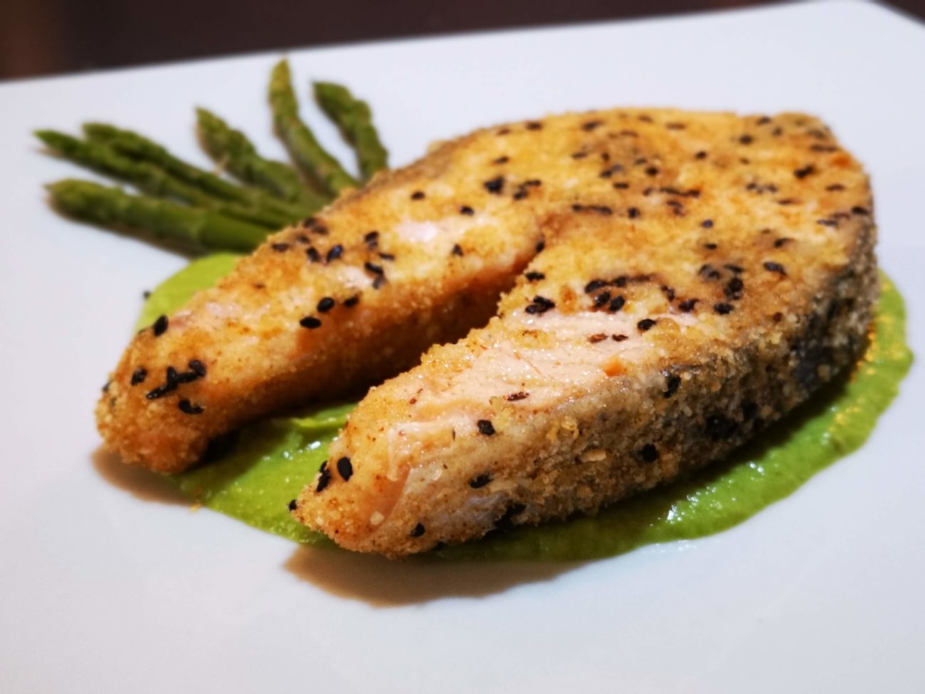 Salmone impanato su crema agli asparagi