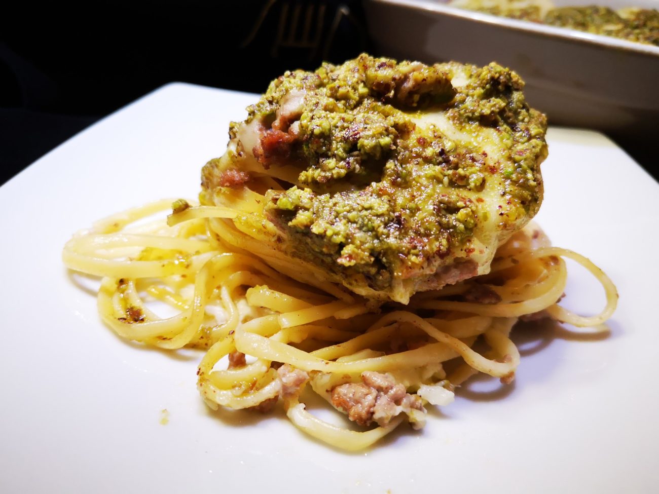 Nidi al ragù bianco e pesto di pistacchio