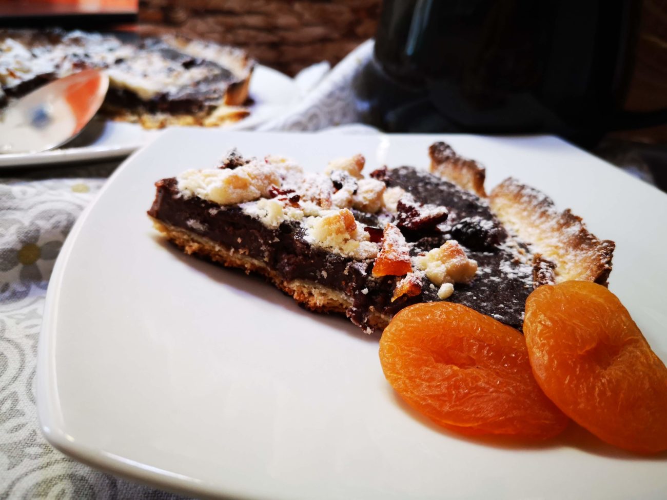 Crostata con crema al cioccolato, albicocche e mirtilli rossi