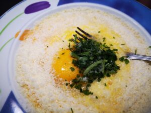 sbattete le uova con il formaggio e prezzamolo