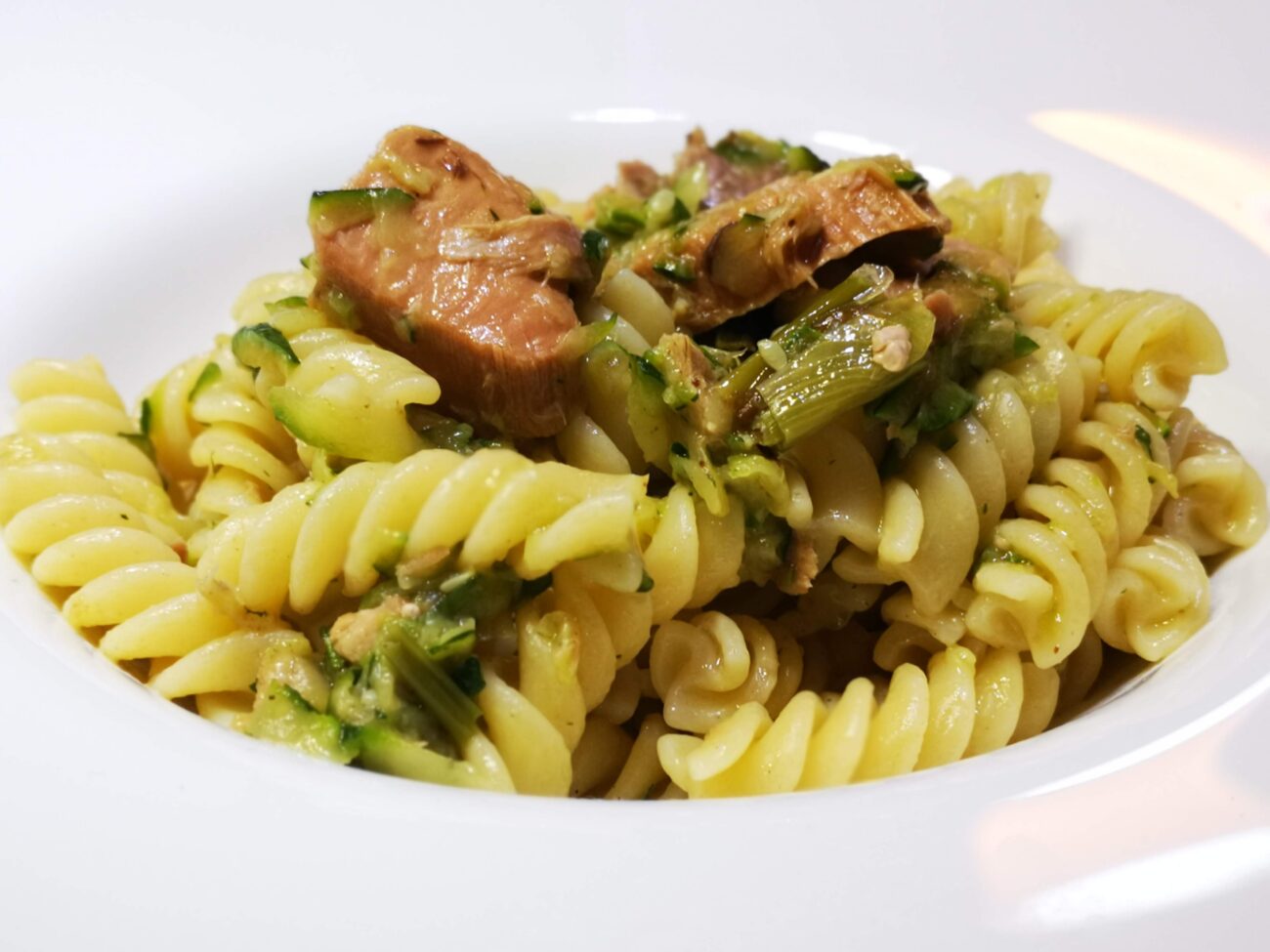 Pasta con zucchine, tonno a pezzetti e zenzero