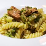 Pasta con zucchine, tonno a pezzetti e zenzero