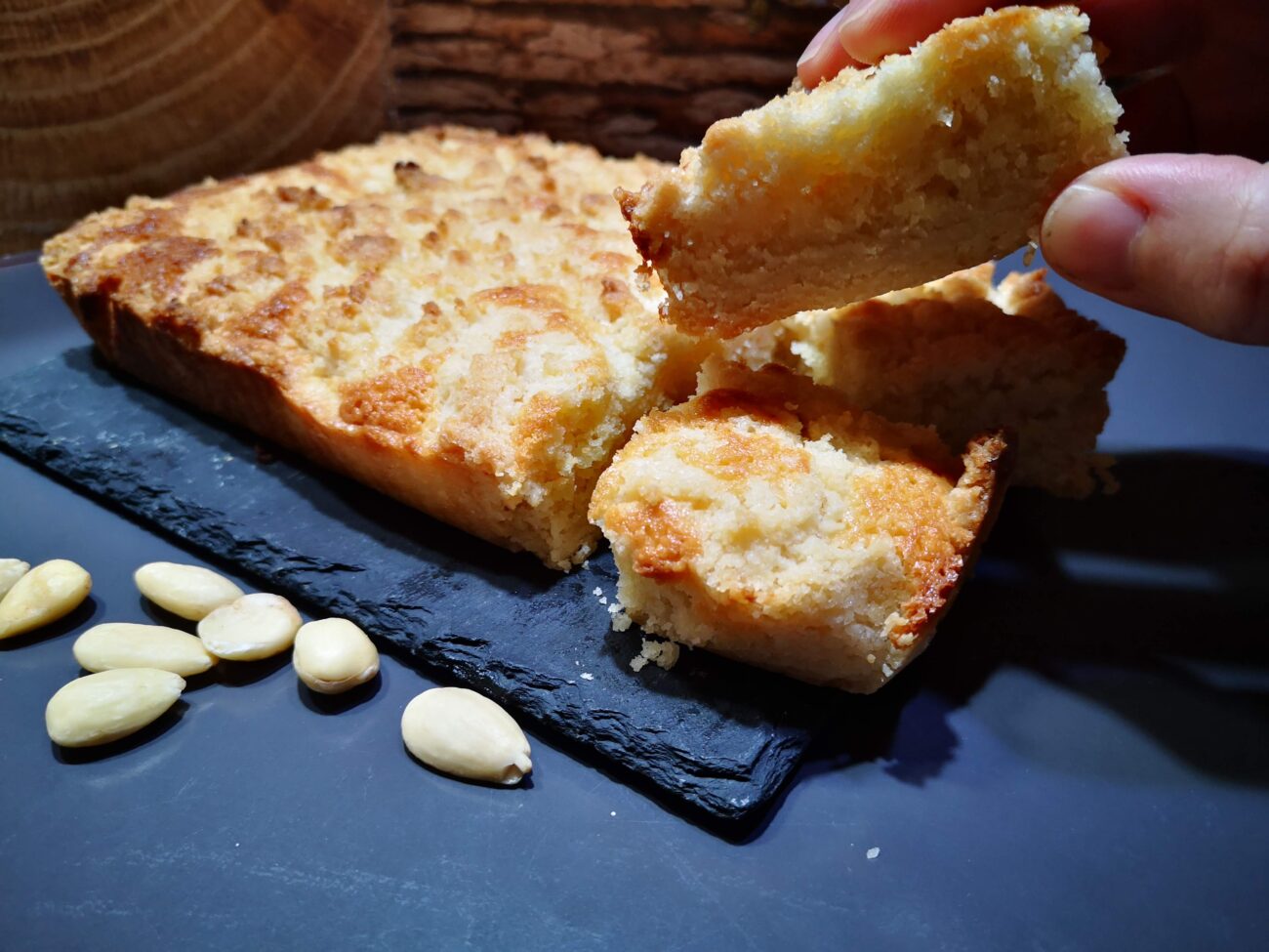 Quadrotti di frolla con crema di mandorle