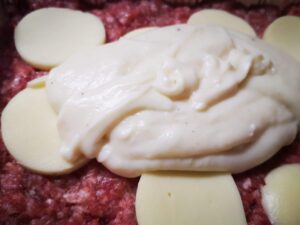 carne besciamella e formaggio