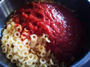 scolate la pasta e amalgamatela con la salsa; 
Anelletti Siciliani al forno