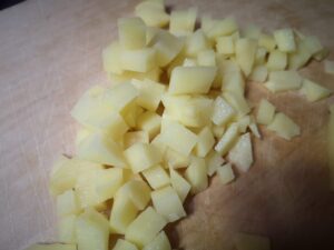 tagliate le patate a cubetti