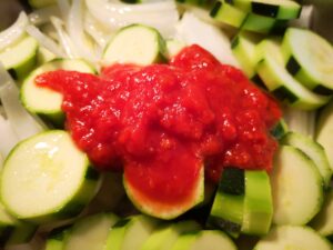 versate la salsa di pomodoro