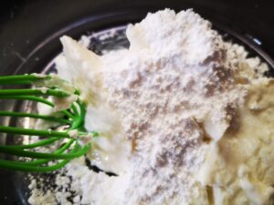 lavorate la ricotta con lo zucchero a velo