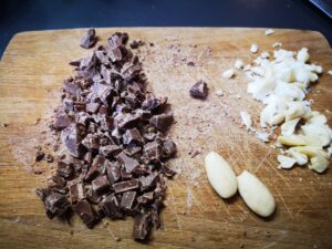 tritate il cioccolato e le mandorle