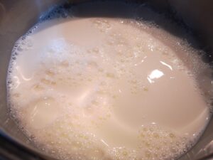 riscaldate il latte e l'acqua per alcuni minuti