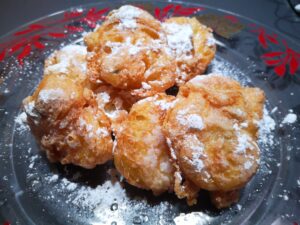 frittelle  di carnevale con uva passa