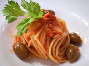 Spaghetto al sugo di tonno e olive verdi