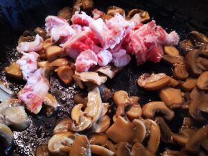 aggiungete la pancetta ai funghi