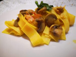 Tagliatelle all'uovo con funghi e pancetta