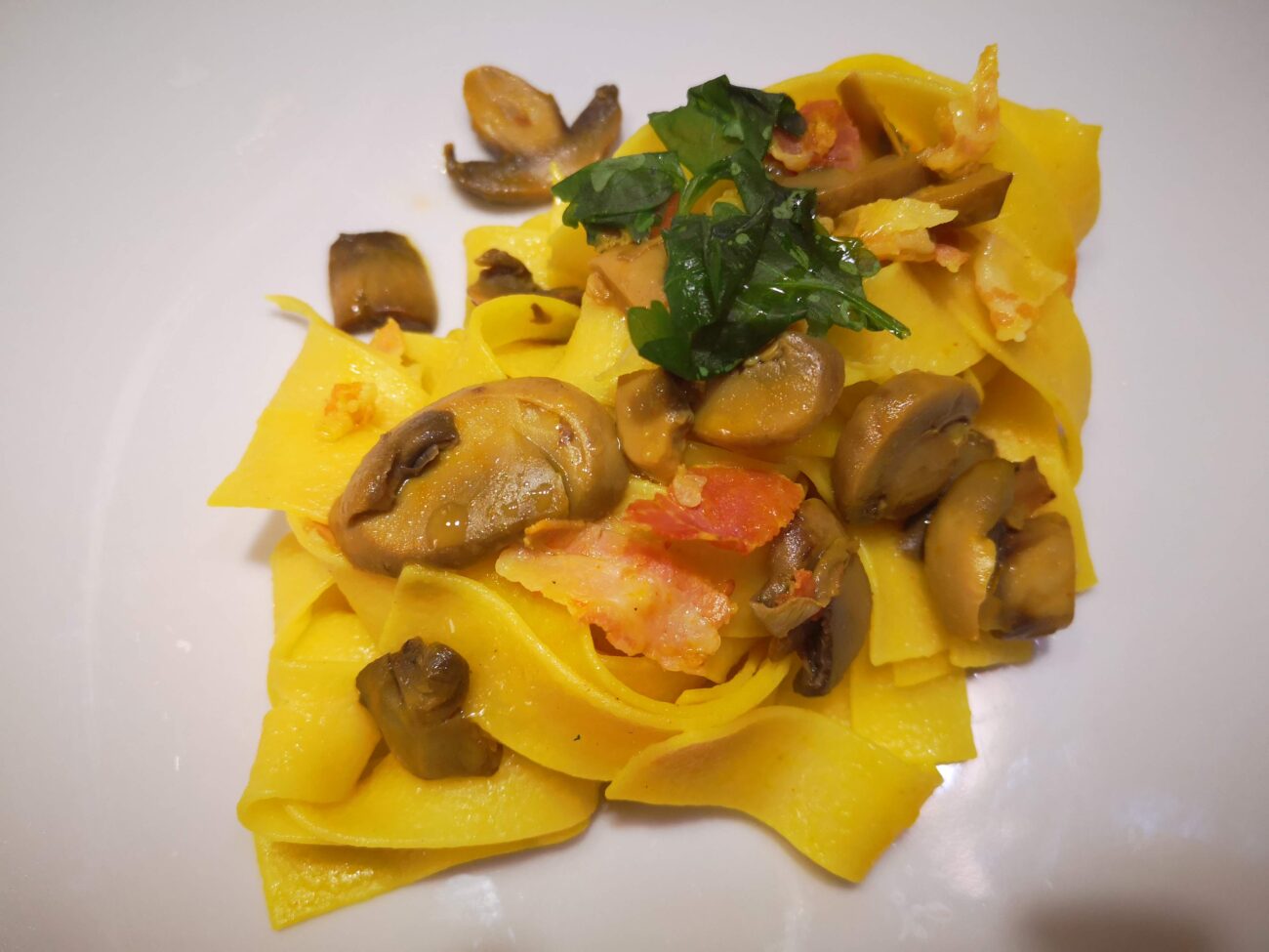 Tagliatelle all'uovo con funghi e pancetta