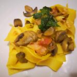 Tagliatelle all'uovo con funghi e pancetta