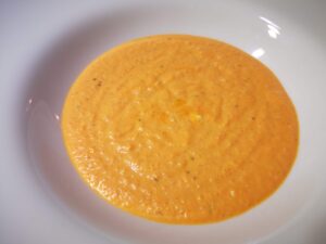 Sistemate alcune cucchiaiate di crema sul fondo del piatto;