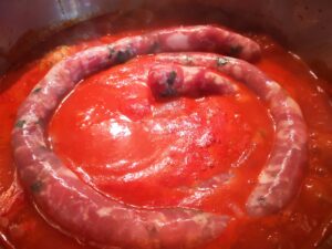 aggiungete al sugo la salsiccia