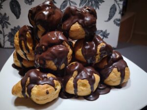 Profiterole alla crema pasticcera e glassa al cioccolato