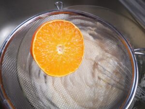 Spremete il succo di mezza arancia;
Torta quadrata con marmellata d'arance