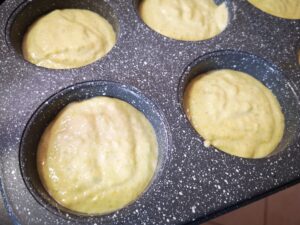Imburrate una teglia per muffin e versate alcune cucchiaiate di composto senza superare il bordo;