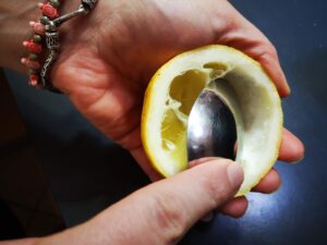 con l'aiuto di un cucchiaio eliminate l'interno del limone