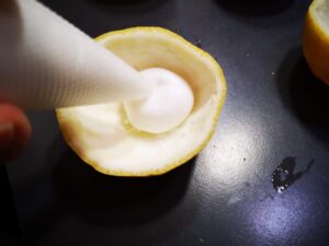 riempite le coppette di limone con la meringa
