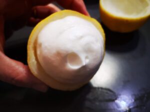 Coppette di meringa al limone