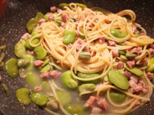 Spaghetti con fave fresche e pancetta affumicata