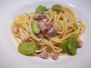 Spaghetti con fave fresche e pancetta affumicata