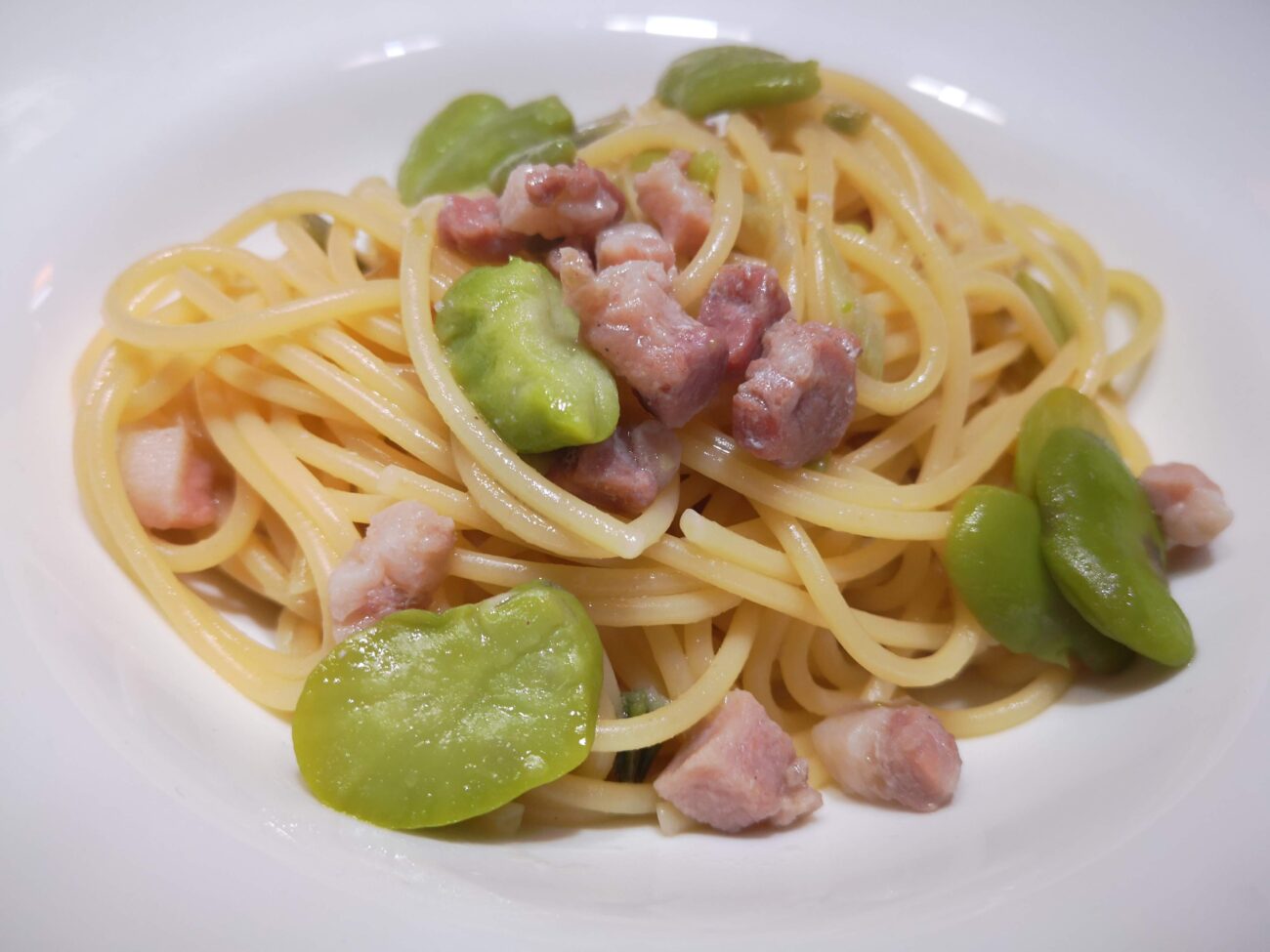 Spaghetti con fave fresche e pancetta affumicata