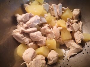 scolate il Pasticcio di pollo con olio aromatizzato al basilico