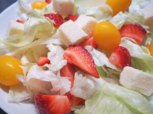 Insalata di fragole e pomodori gialli