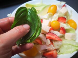 Insalata di fragole e pomodori gialli