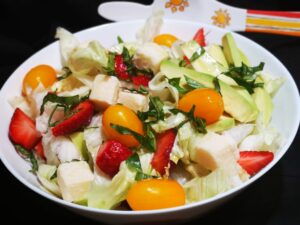 Insalata di fragole e pomodori gialli