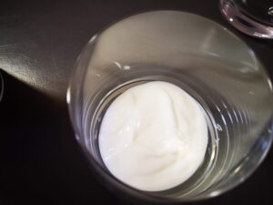 Bicchieri di mousse al caffè e yogurt