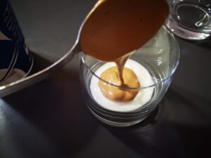 Bicchieri di mousse al caffè e yogurt