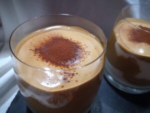 Bicchieri di mousse al caffè e yogurt