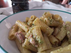 Tortiglioni con pesto di pistacchio e pancetta